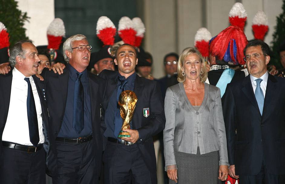 Giancarlo Abete, Marcello Lippi, Fabio Cannavaro, Giovanna Melandri e Romano Prodi festeggiano la vittoria a palazzo Chigi intonando l&#39;inno nazionale (Ansa)